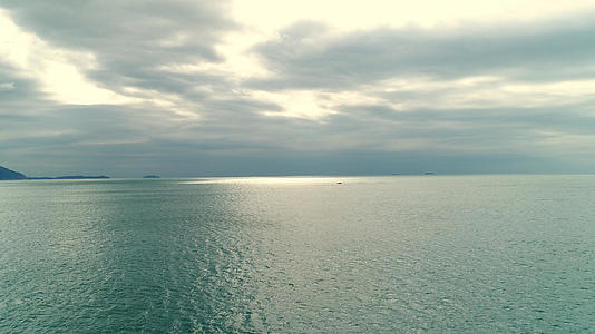 海上快艇广阔海面与阳光4K航拍视频的预览图