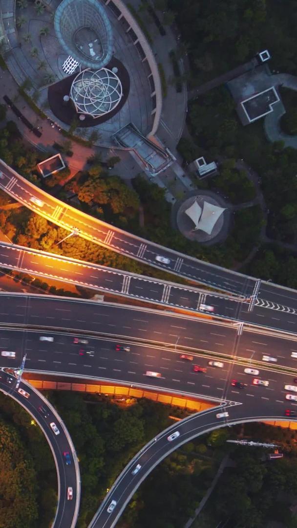 延时摄影航拍拍摄城市风景夜景立体交通道路交通流量材料视频的预览图