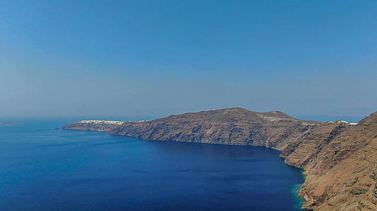 航拍希腊爱琴海海岛海岬视频的预览图