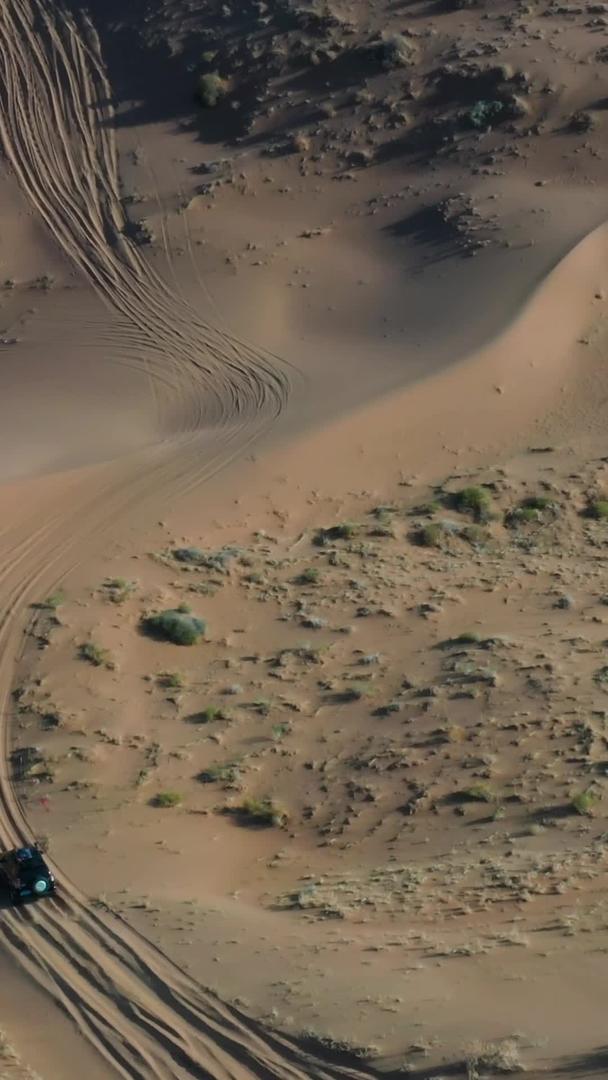 在腾格里沙漠中飞驰的航拍越野车视频视频的预览图