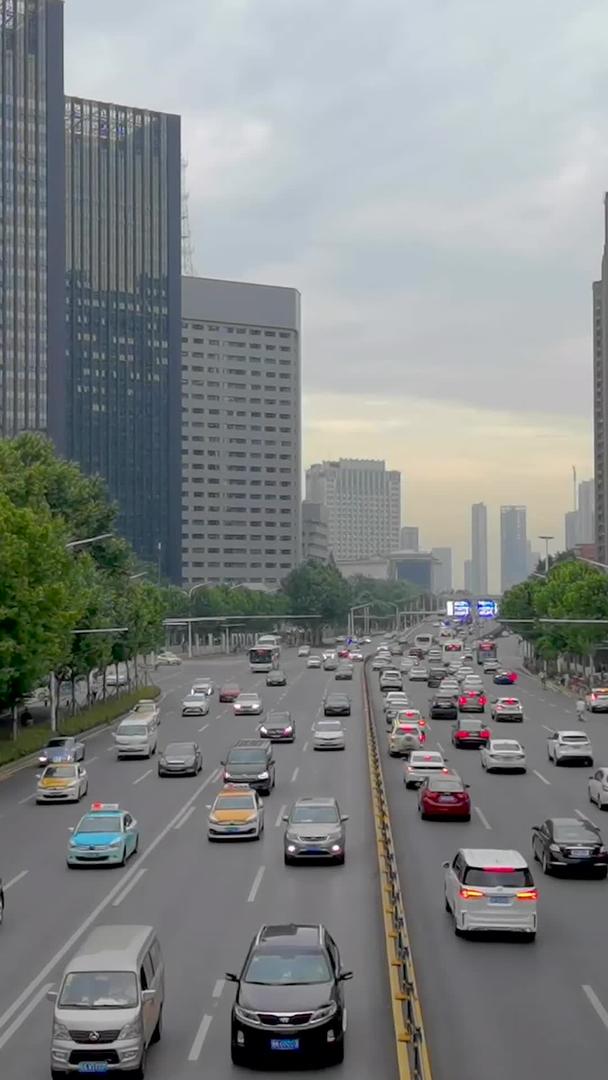 武汉内环解放大道晚高峰交通繁忙视频的预览图