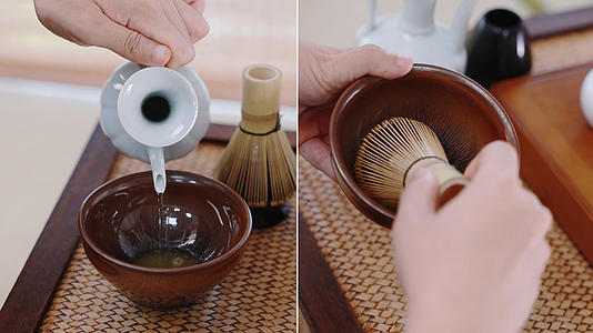 茶艺师在手工搅拌茶水视频的预览图