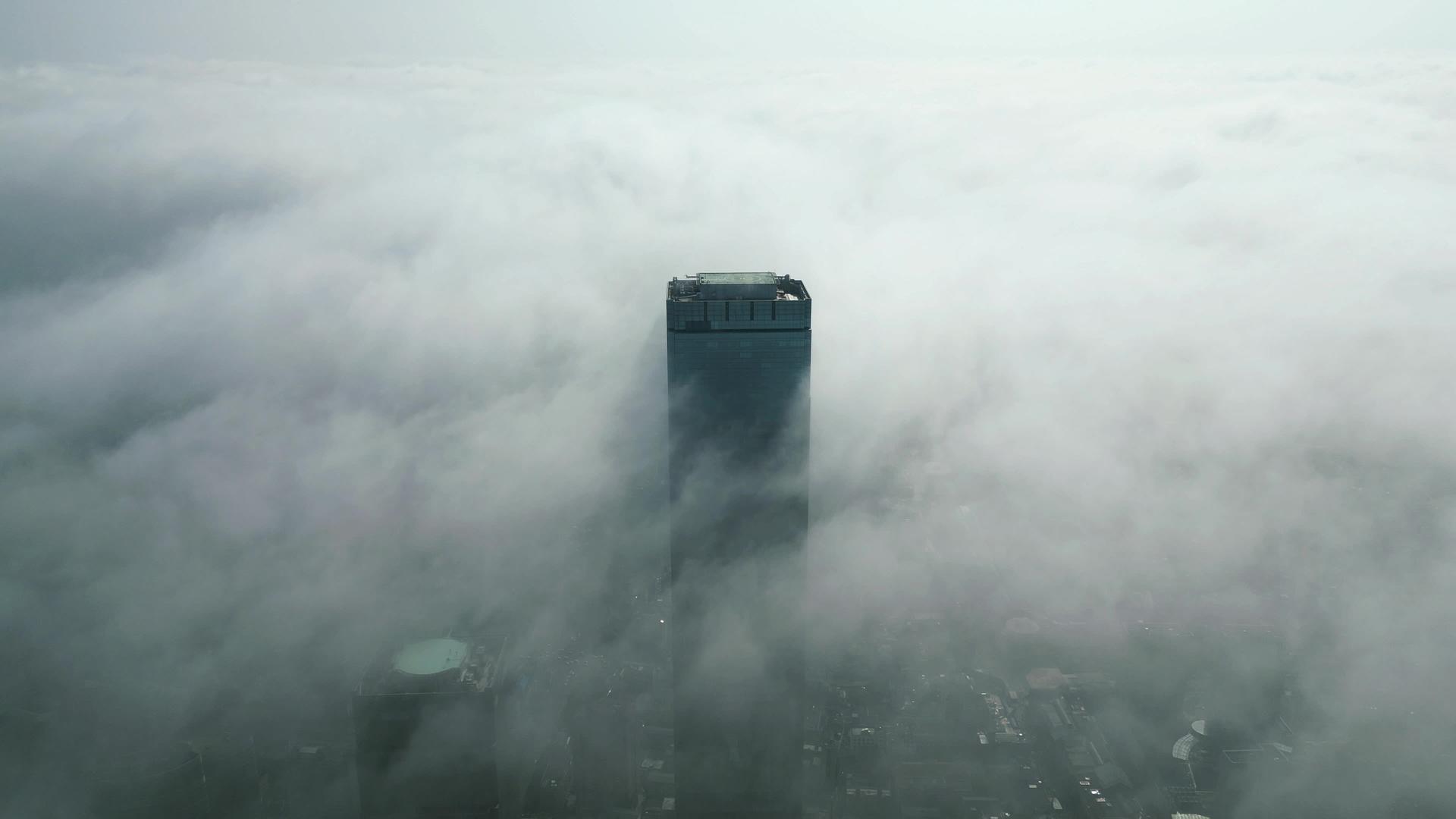 清晨湖南长沙国金中心迷雾航拍视频的预览图