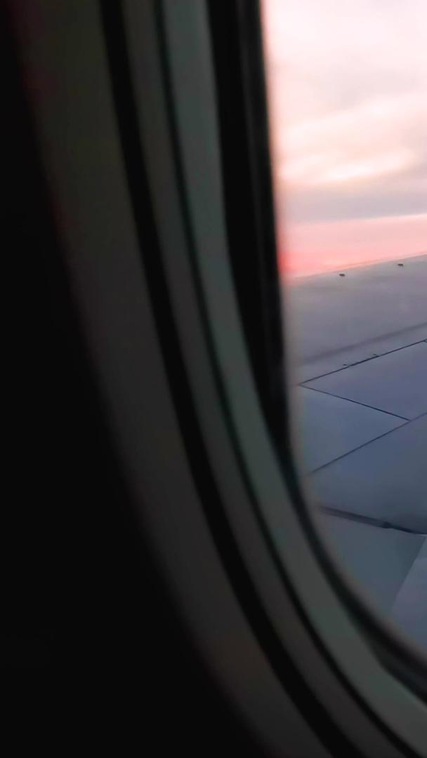 旅途中乘飞机透过窗户看天空中的夕阳视频的预览图