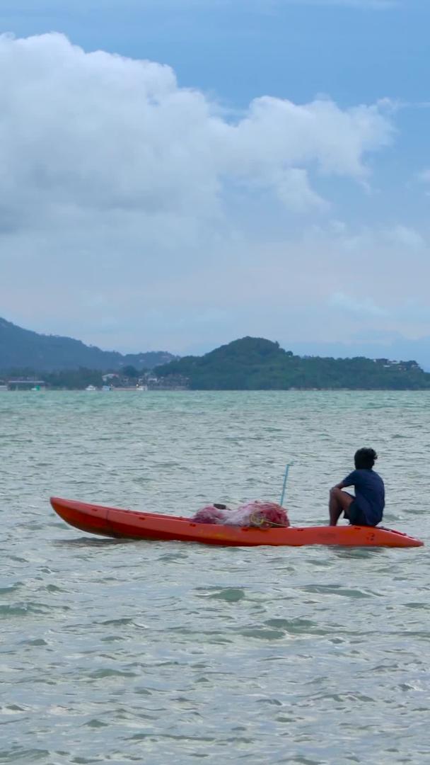 海上划皮划艇独木舟集合集合视频的预览图