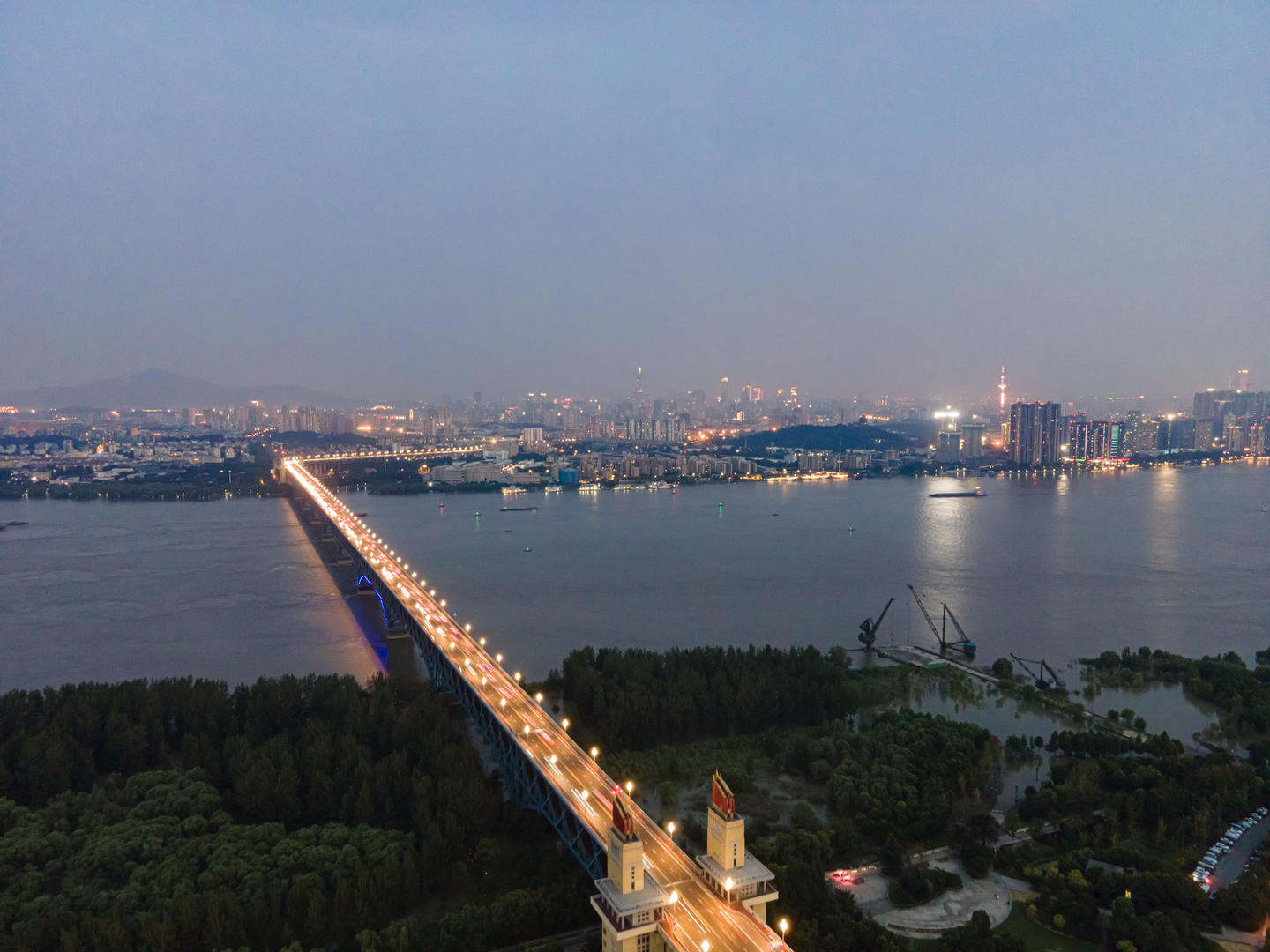 南京长江大桥日转夜延时航拍 8K视频的预览图