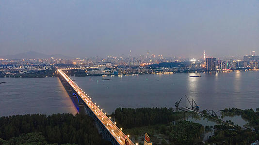 南京长江大桥日转夜延时航拍8K视频的预览图