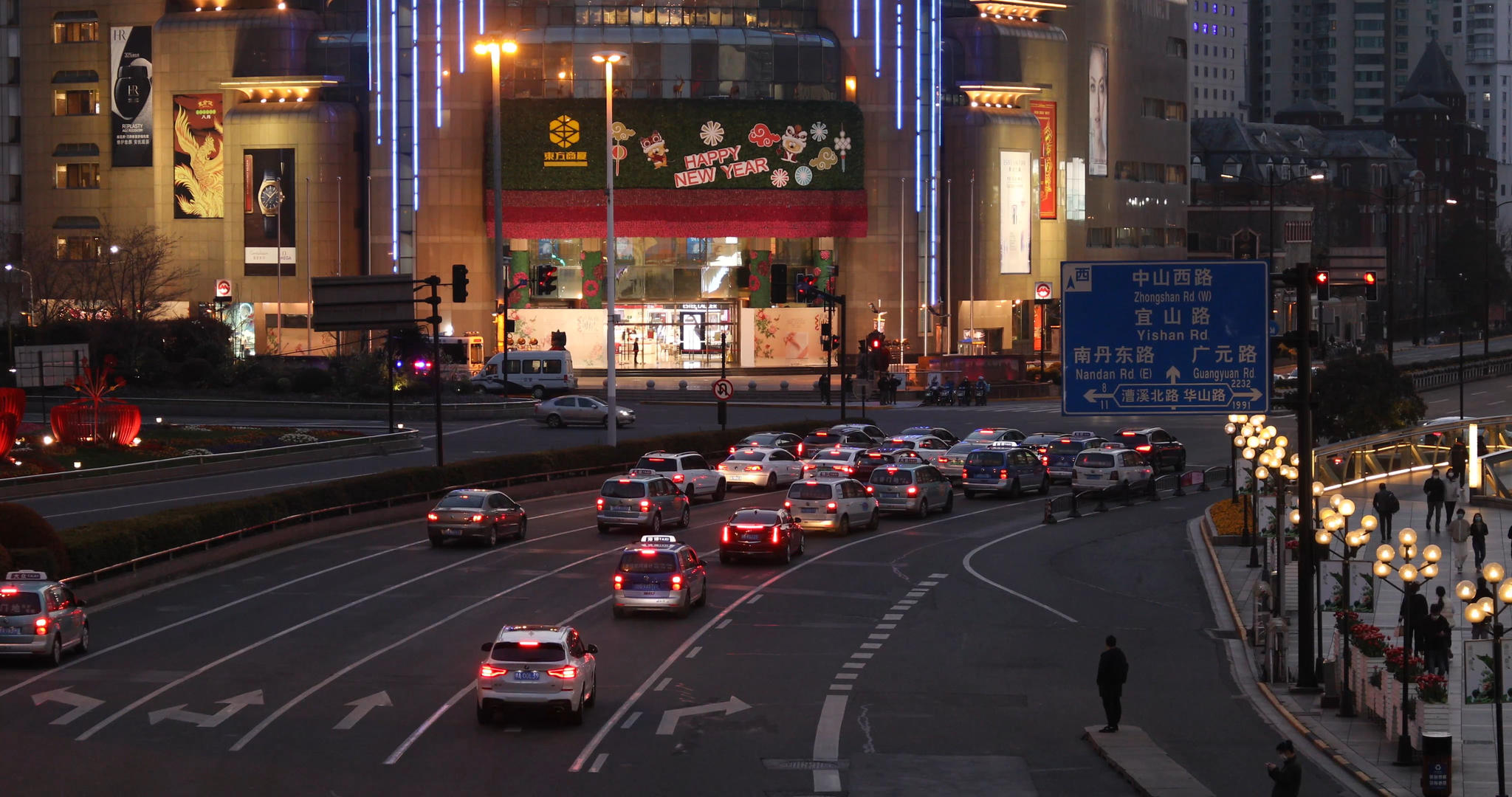 上海徐家汇城市交通视频的预览图