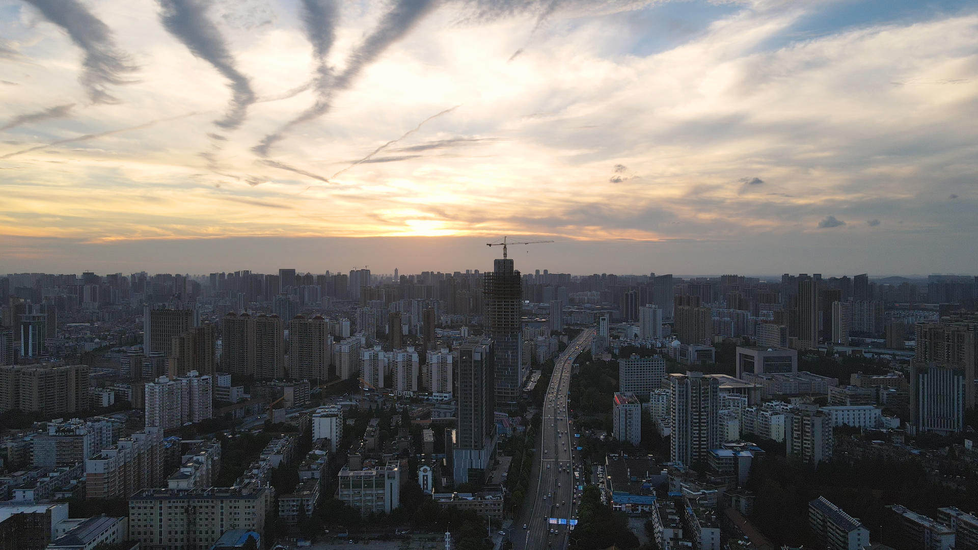 航拍城市夕阳落日天空下的道路交通4k素材视频的预览图