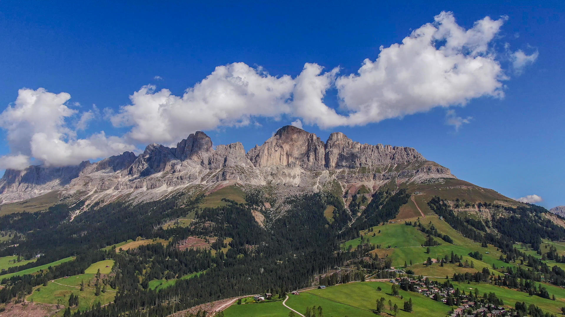 航拍阿尔卑斯山山脉群山全景视频的预览图