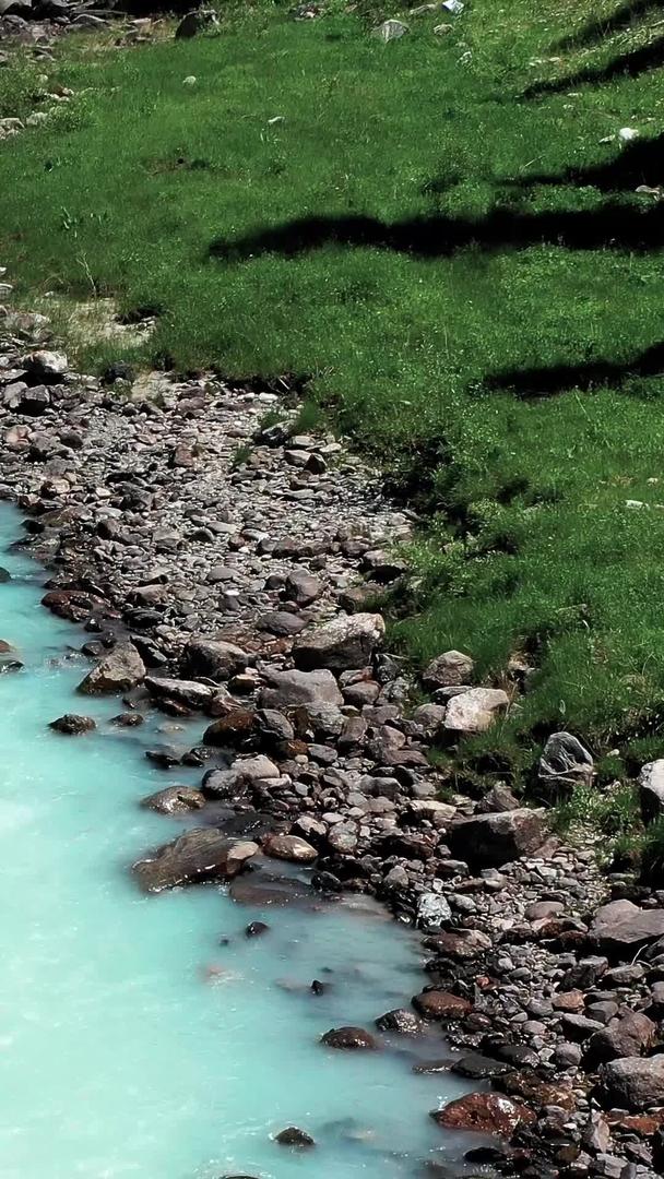 新疆天山脚下的伊犁河谷河流湍急视频的预览图