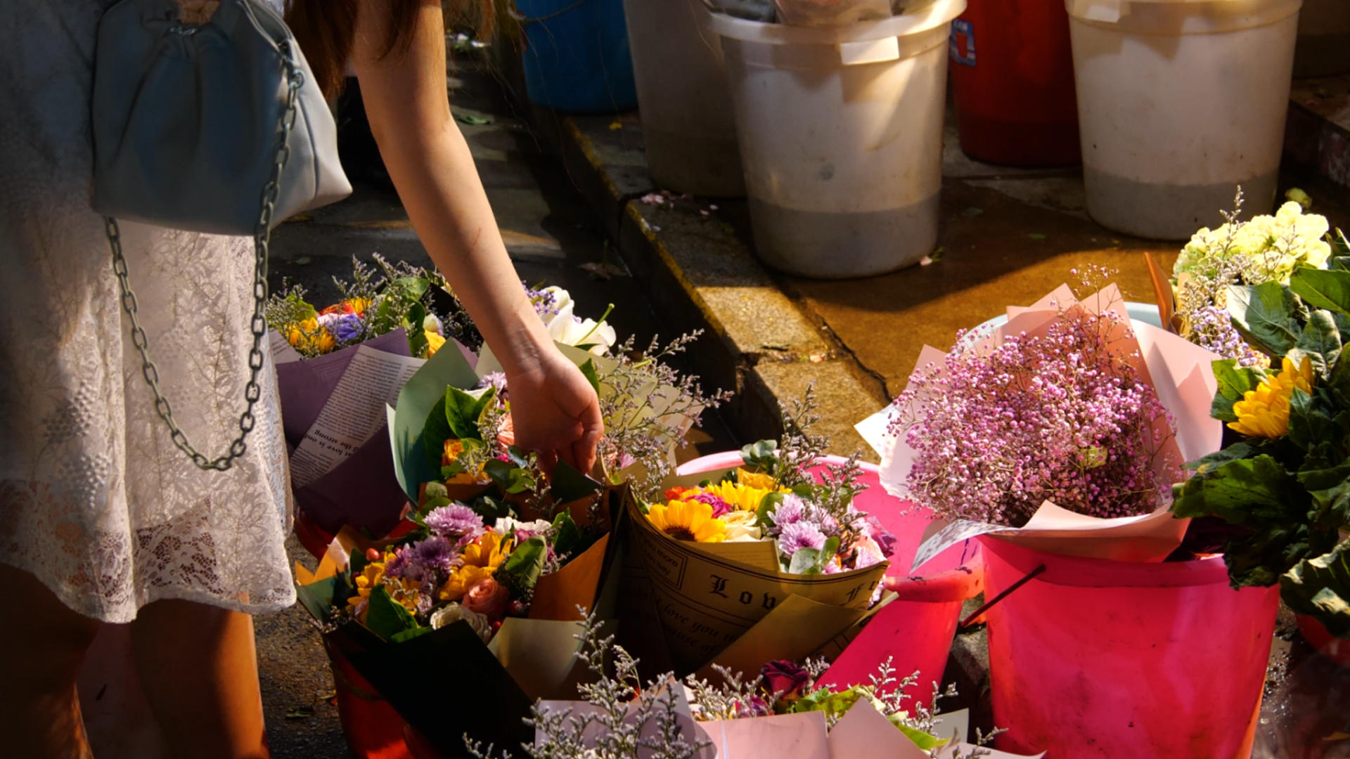 4K女生挑选鲜花夜晚花市鲜花售卖插花花束鲜花市场视频的预览图