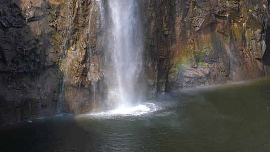 4k瀑布流水折射出彩虹视频的预览图
