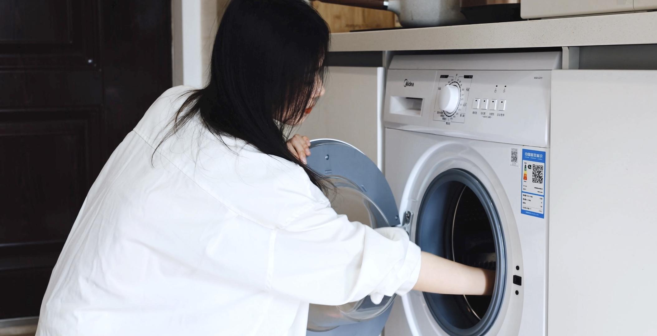 4k女性居家洗衣服视频的预览图
