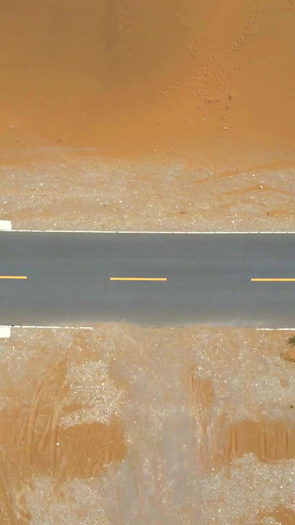 沙漠公路特写腾格里航拍视频的预览图