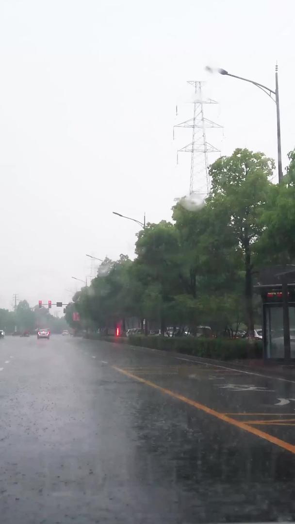 真正的雨天驾驶雨刮器刮水第一视角视频的预览图