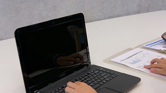 企业家使用计算机在办公室处理文件视频的预览图