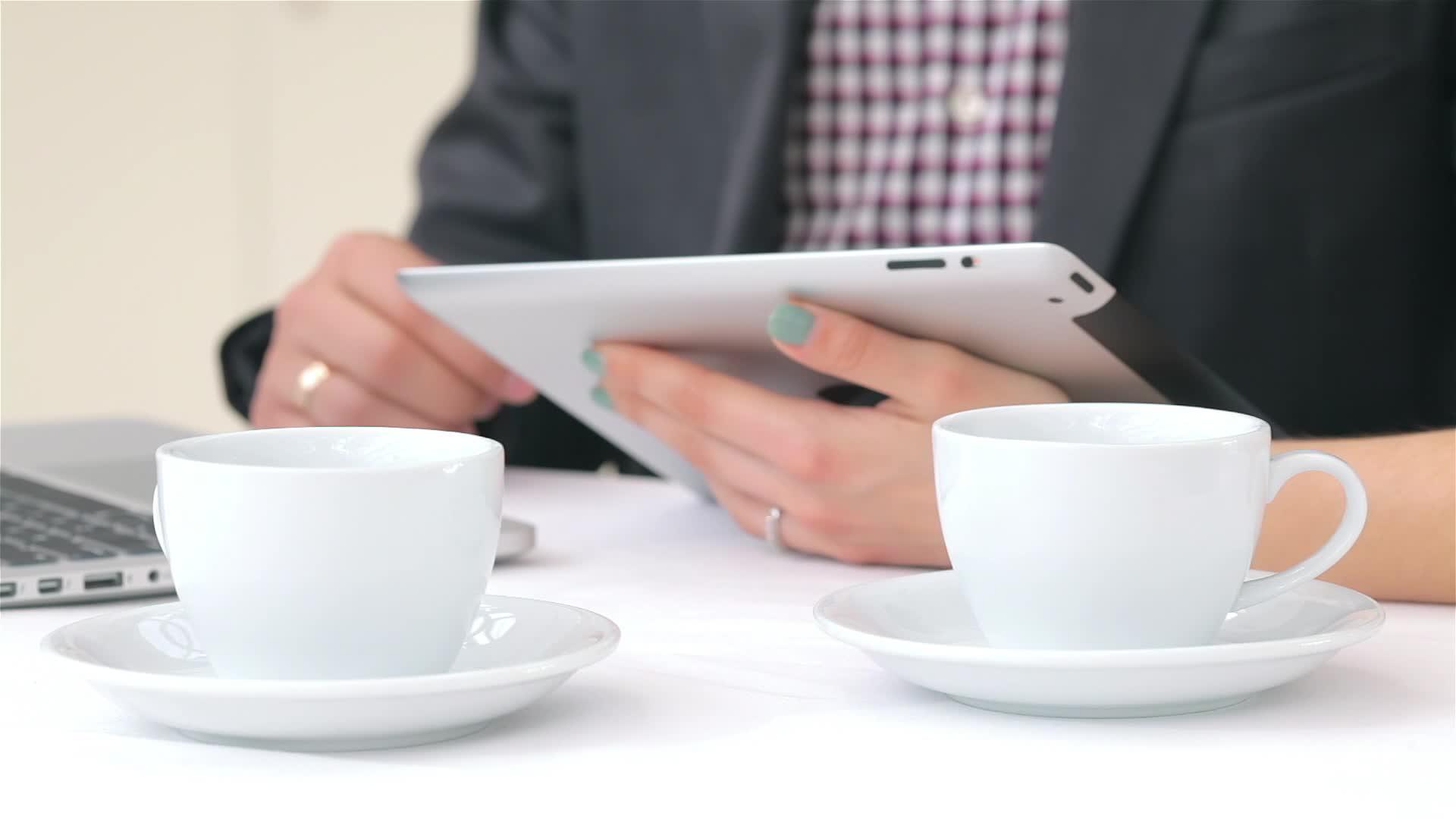 双手紧两杯咖啡在前额有吸引力的男女商人中喝咖啡视频的预览图