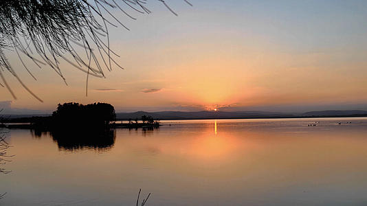 日落镜像湖面视频的预览图