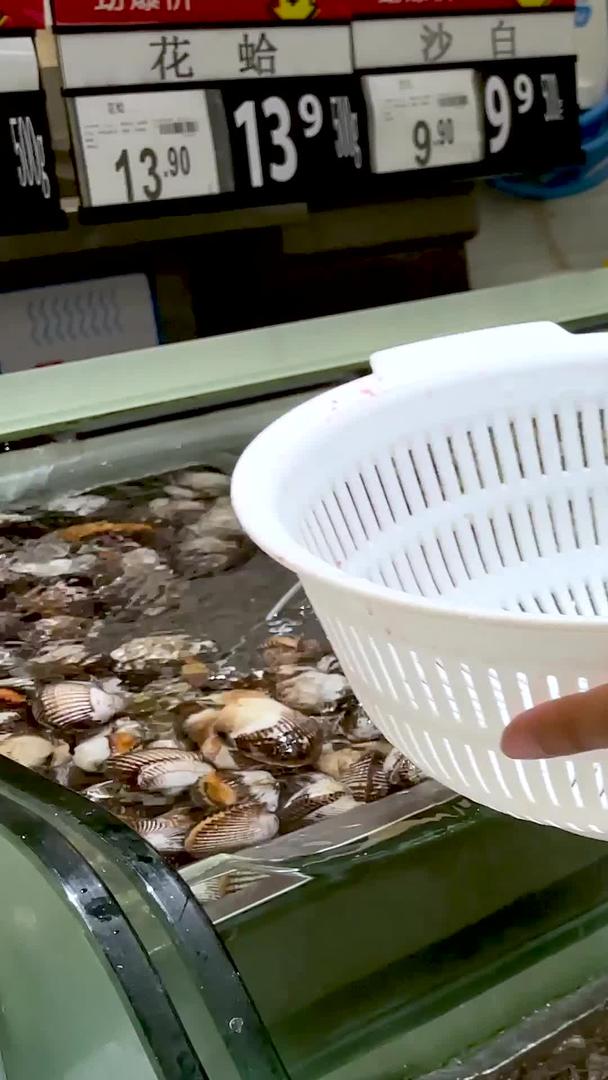 实拍水产市场购买海鲜蛤蜊视频的预览图