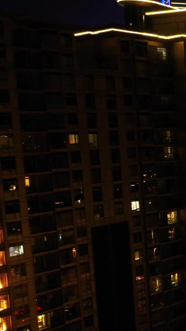 夜间航拍城市交通流量视频的预览图