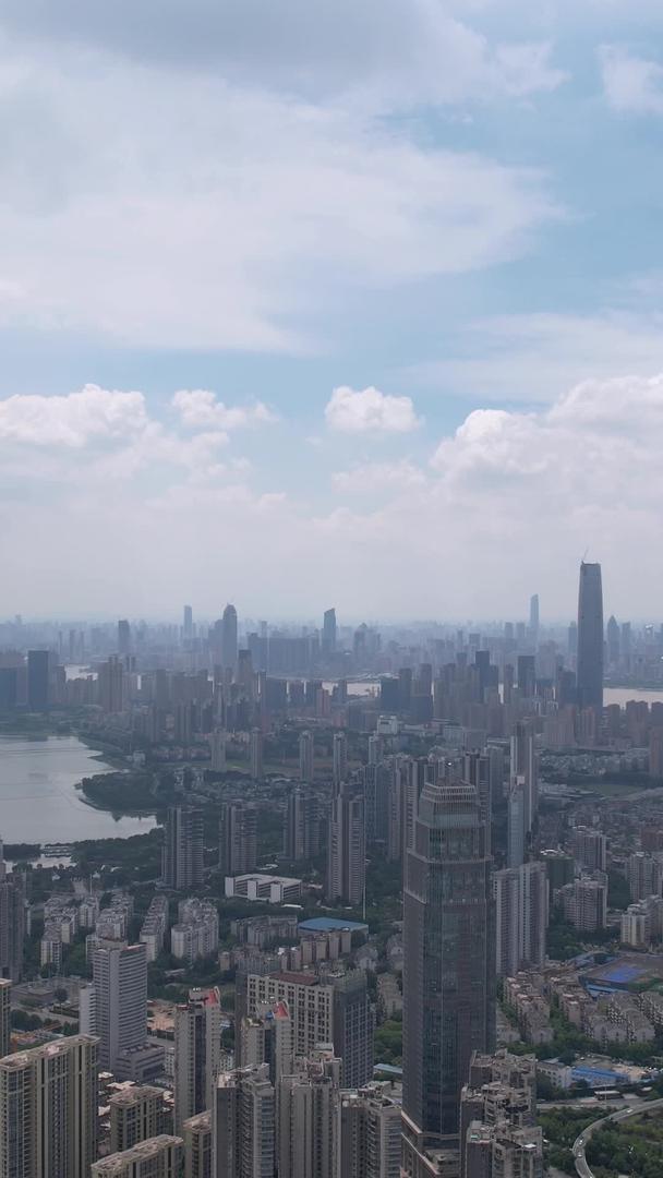 航拍城市蓝天白云晴天自然天气地标建筑天际线高楼街景素材视频的预览图