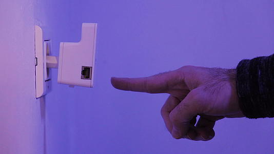 男人用手指按在WPS按钮上视频的预览图