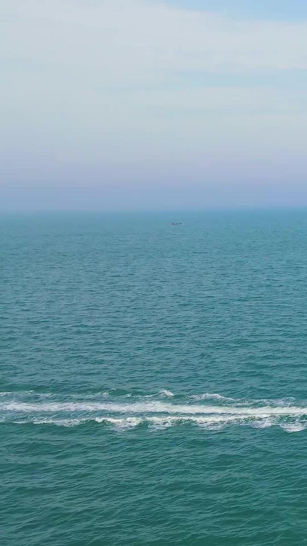 航拍大海中的游船向前行驶视频的预览图