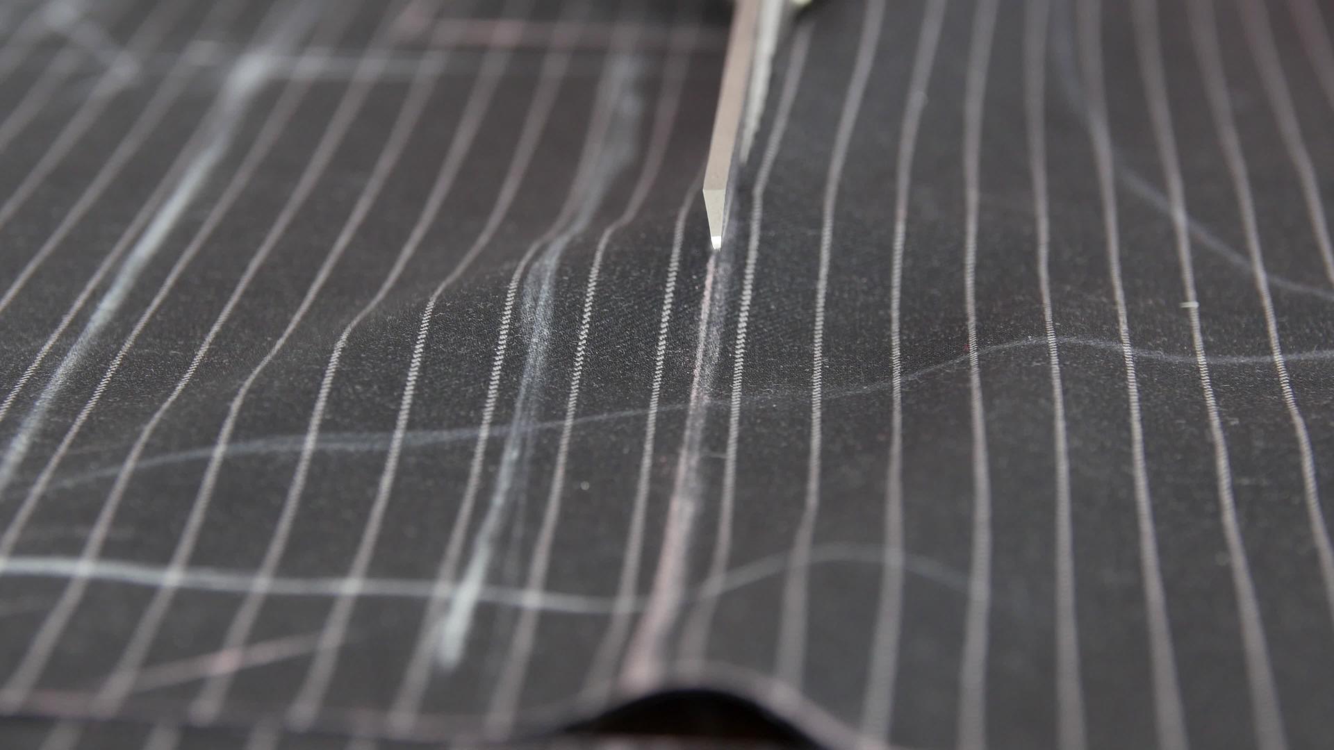 西装工匠用剪刀沿着桌面上的图案切割织物裁缝大师在车间工作设计师在一家服装厂工作西装制造现代手工爱好视频的预览图