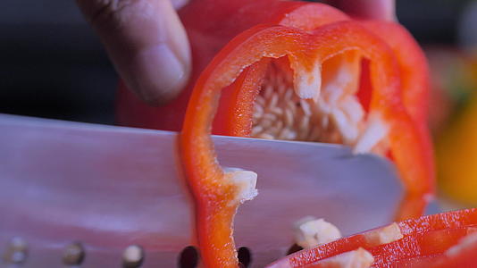 厨房的剪切板红铃辣椒切片视频的预览图