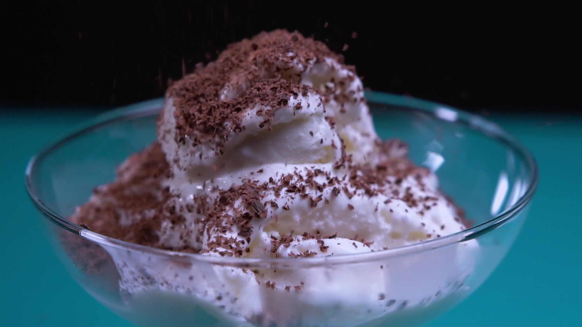 冰淇淋配巧克力片视频的预览图