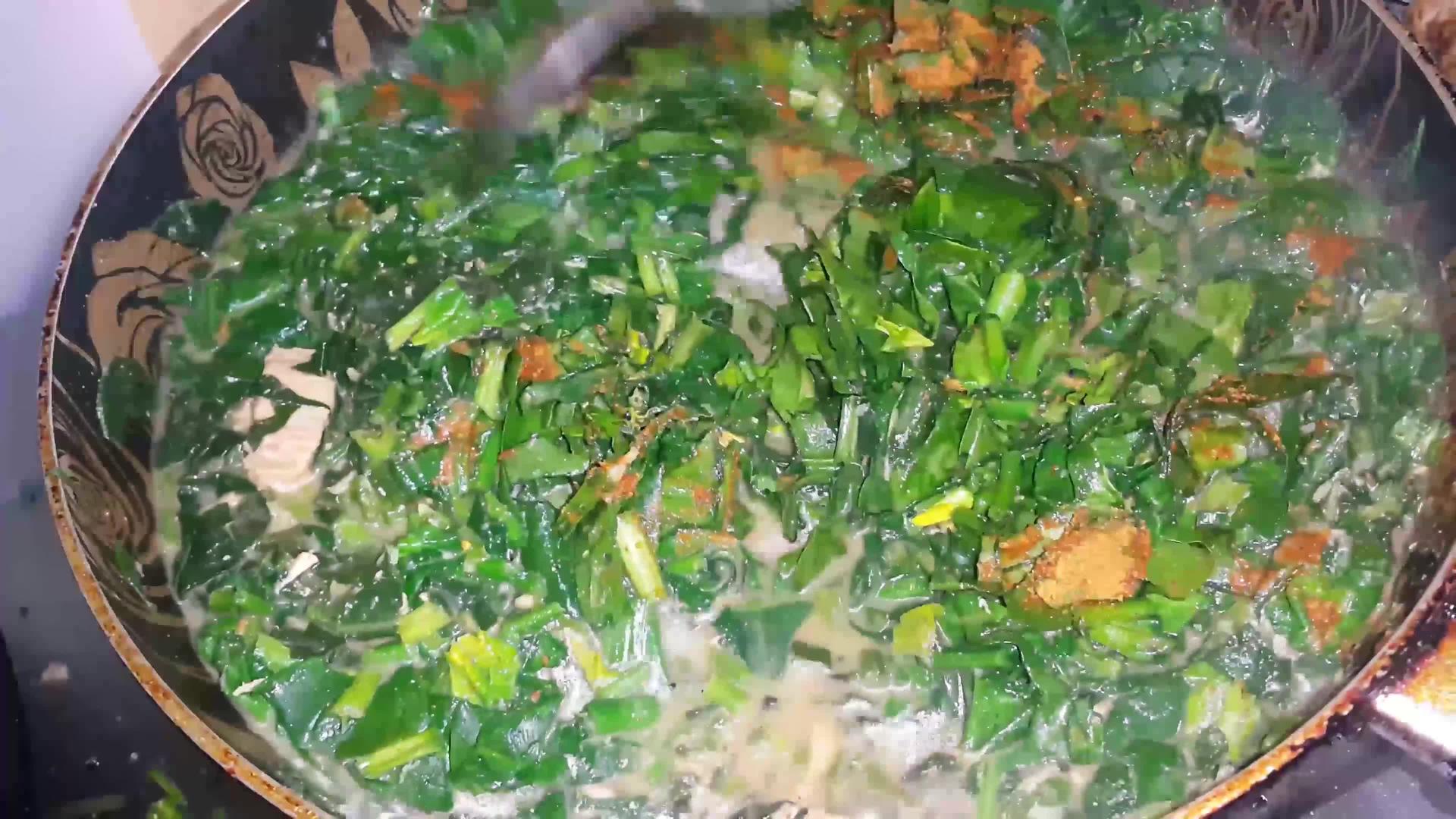 在煮熟的食用油中切碎菠菜和蔬菜视频的预览图