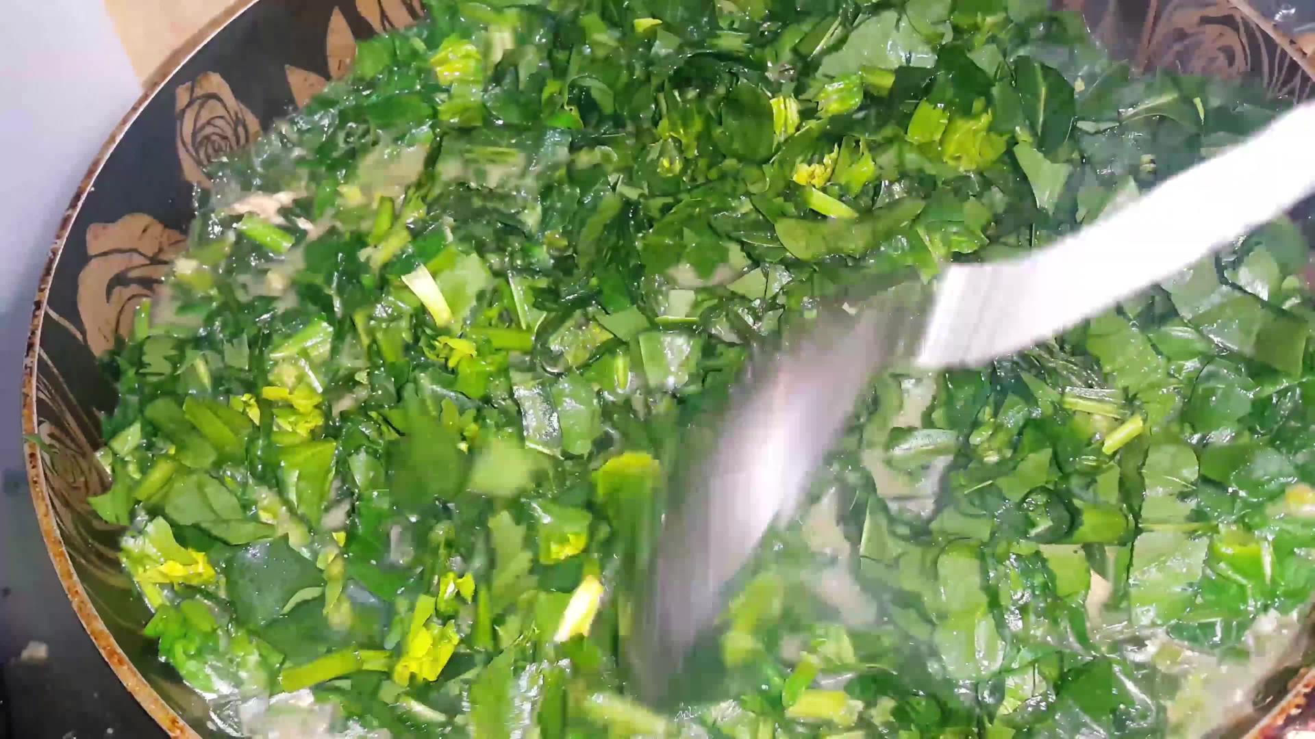在煮熟的食用油中切碎菠菜和蔬菜视频的预览图