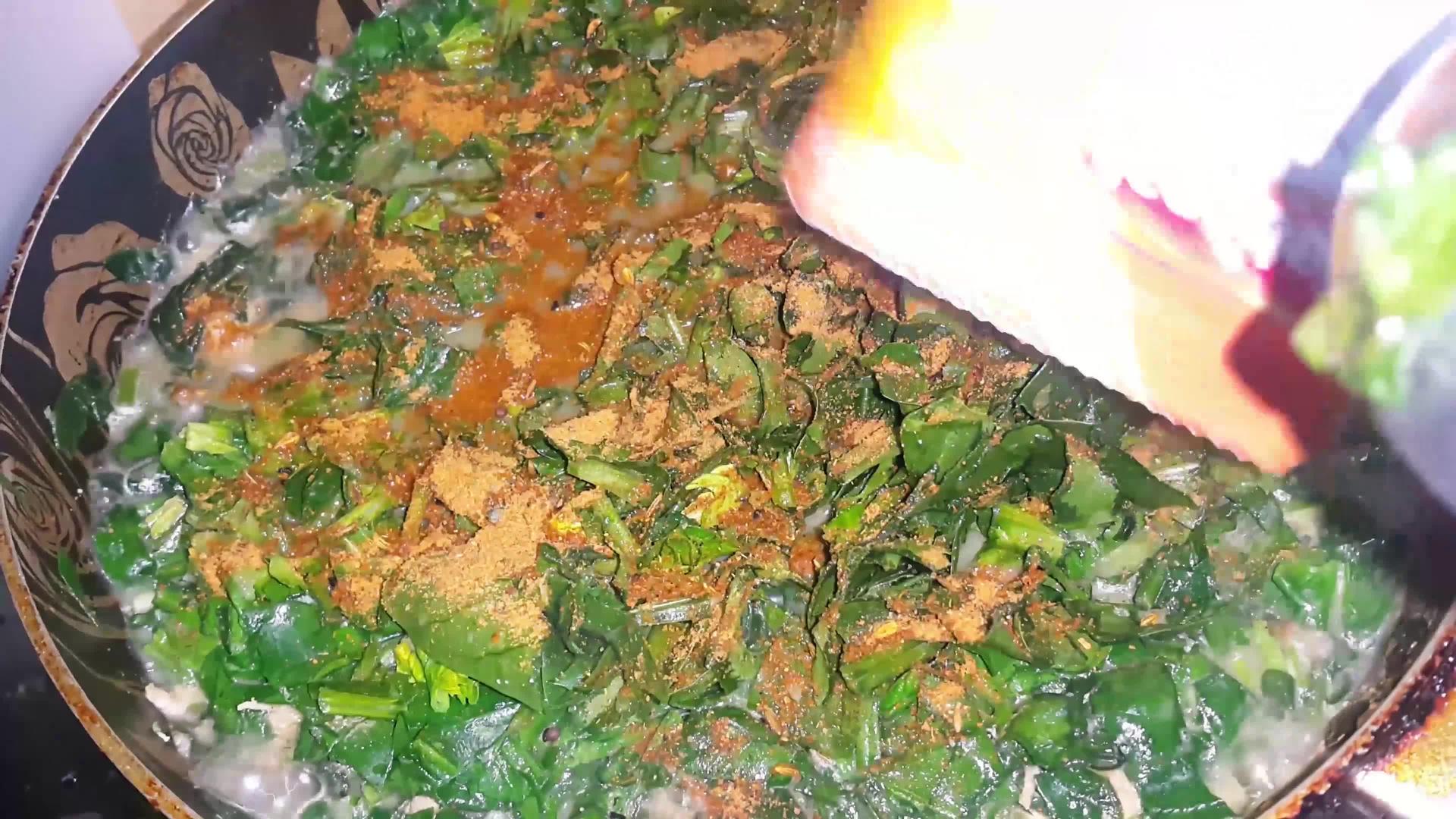 煮熟的菠菜和蔬菜被切成绿叶视频的预览图