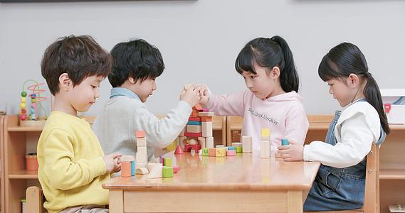 8K小朋友们在桌子上一起玩积木玩具视频的预览图
