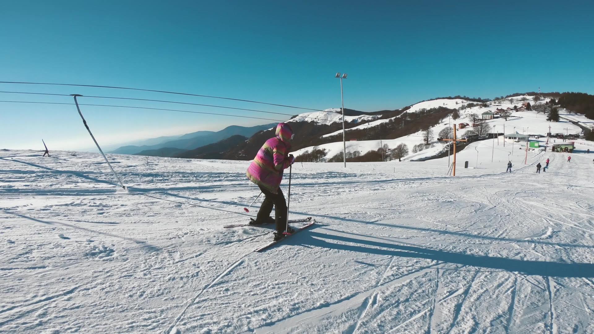 斜坡上的滑雪者视频的预览图