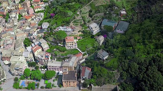 Monterossoalmare.panoraic铁路和村庄的无人驾驶飞机全景视频的预览图