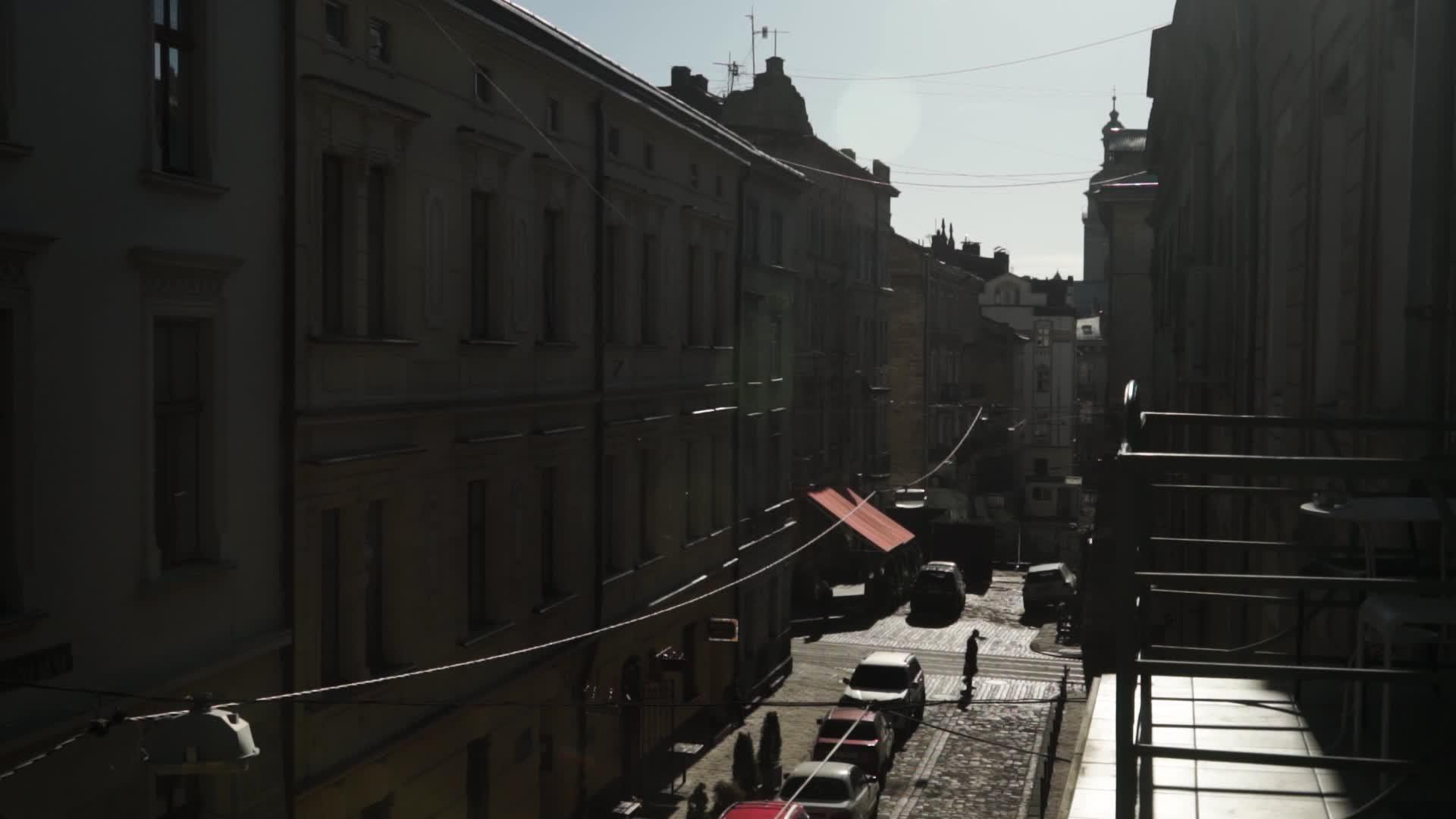 日落时分旧欧洲街道上有汽车和交通车辆视频的预览图