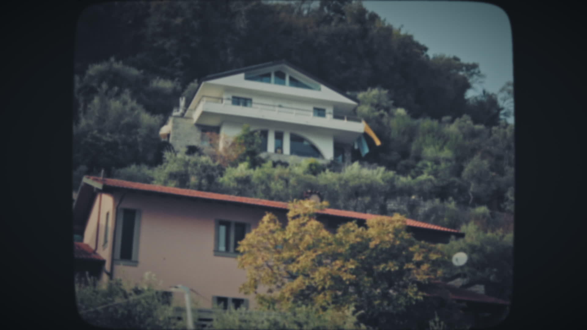 山坡上美丽的别墅视频的预览图