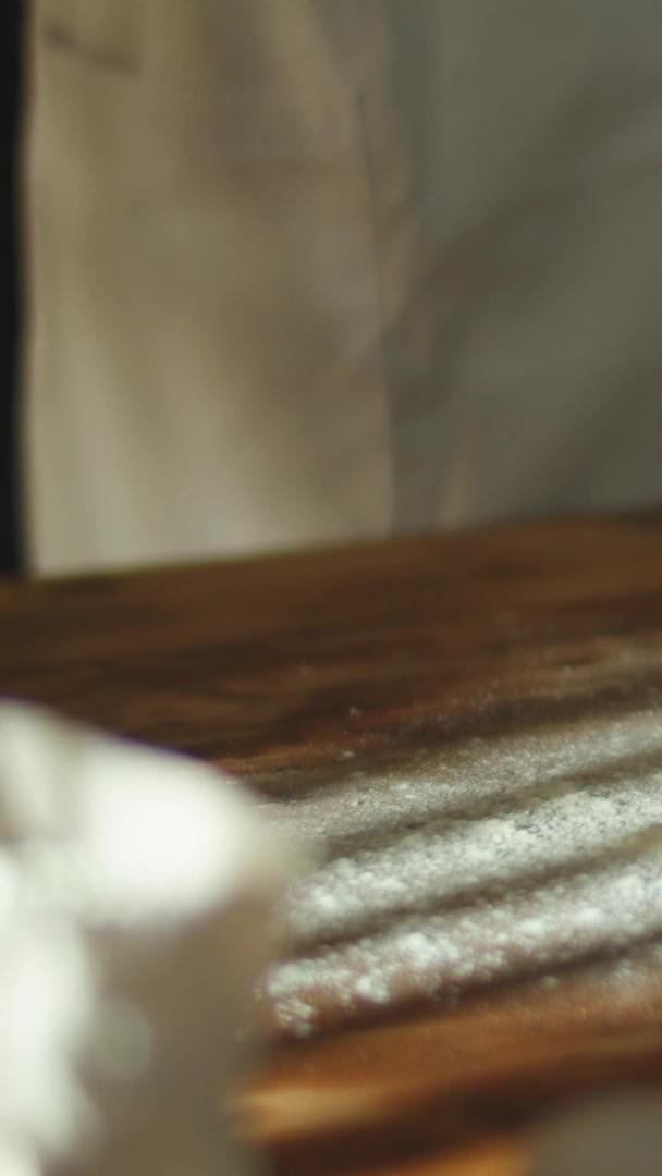 实拍中秋月饼制作面粉洒在桌子上视频的预览图