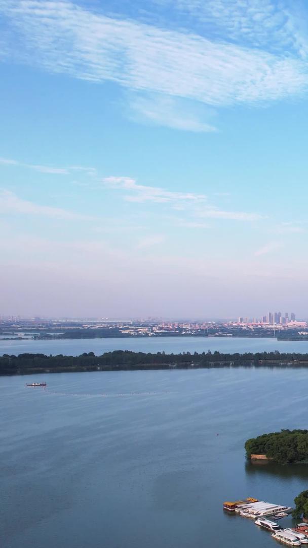 湖北5A级武汉东湖景区蓝天白云天空湖景绿道自然风光素材视频的预览图
