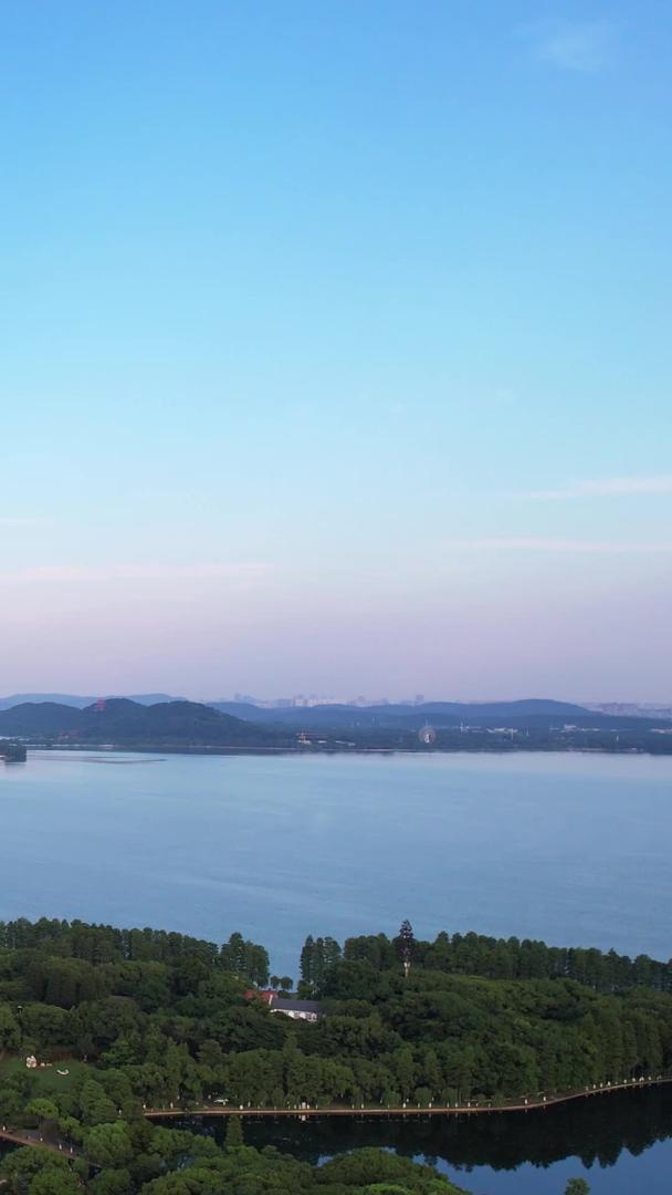 湖北5A级武汉东湖景区蓝天白云天空湖景绿道自然风光素材视频的预览图