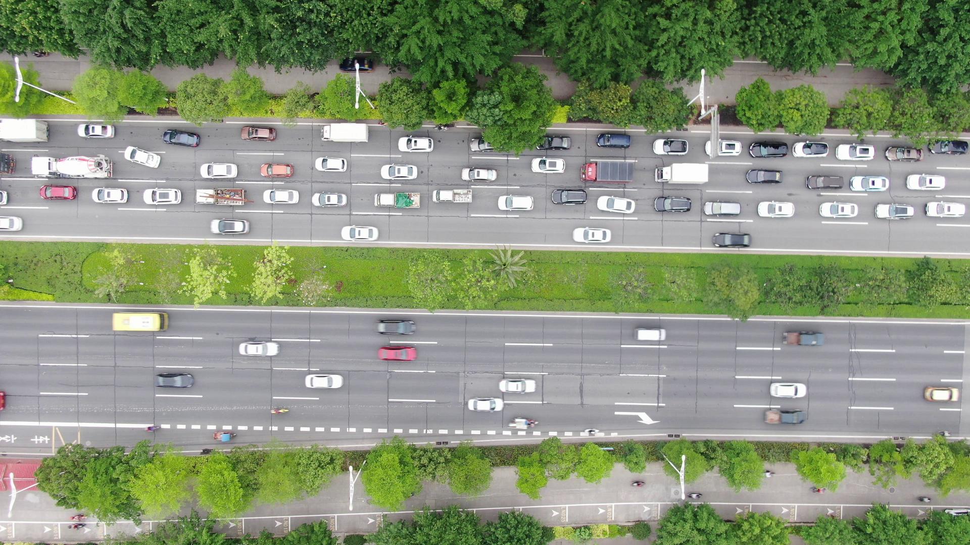 4K俯拍城市拥堵的交通视频的预览图
