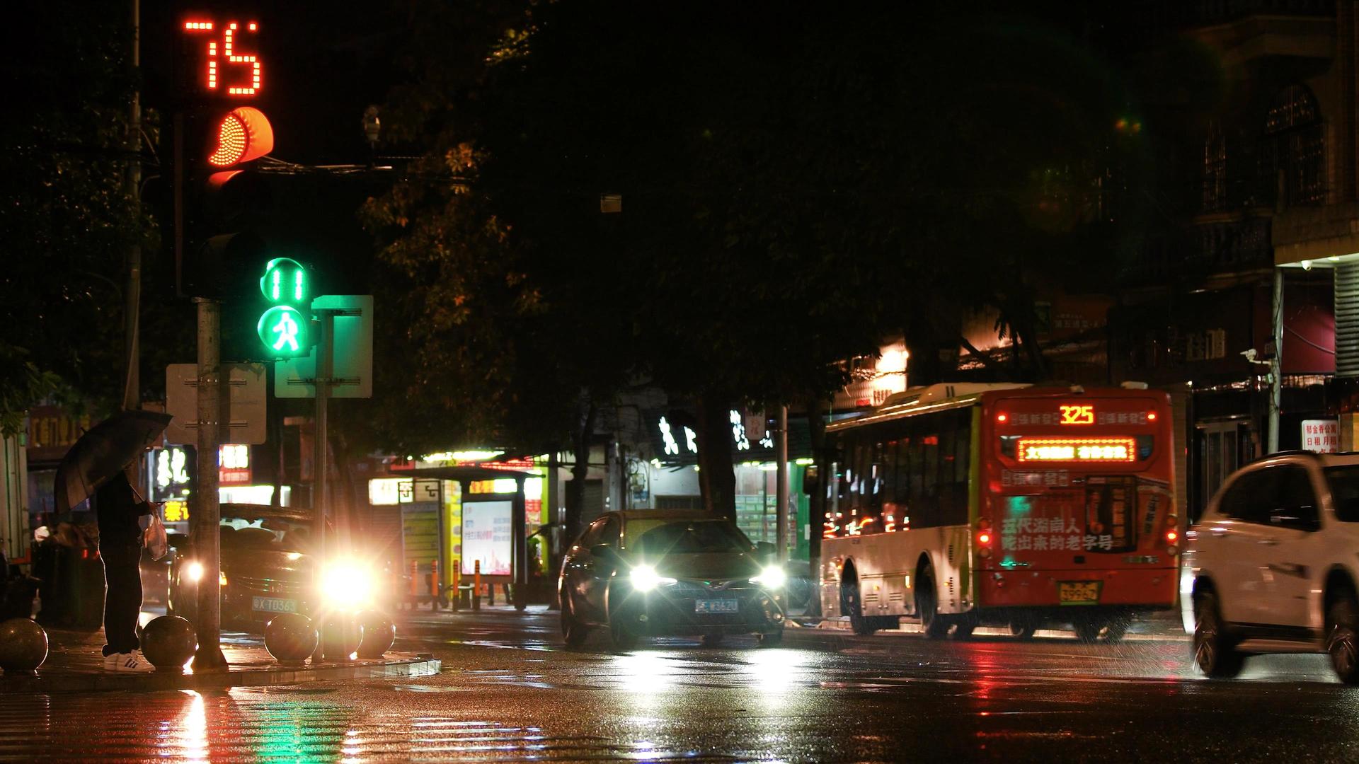 夜景雨水城市车流视频的预览图