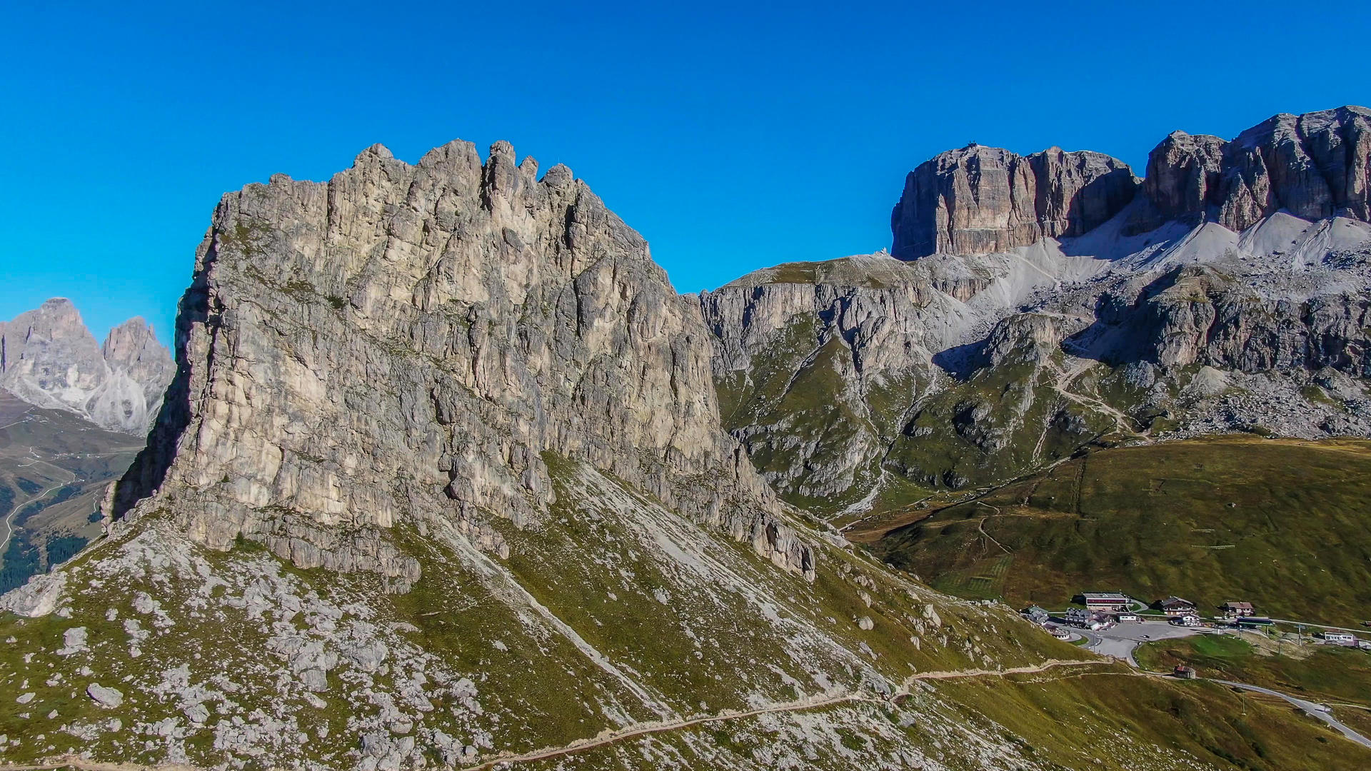航拍巍峨雄壮的欧洲阿尔卑斯山山脉全景视频视频的预览图