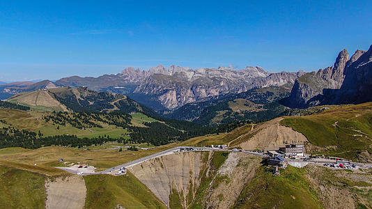 航拍意大利阿尔卑斯山多洛米蒂山区全景视频视频的预览图