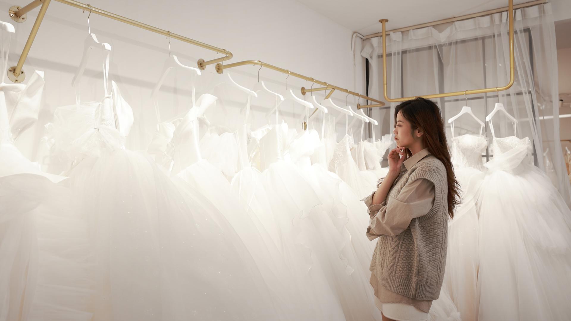 婚纱店挑选婚纱的年轻女性视频的预览图