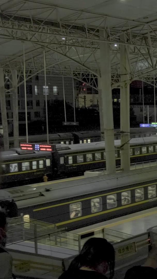 深夜郑州火车站站台视频的预览图