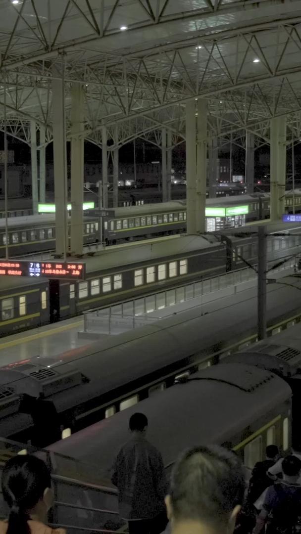 深夜郑州火车站站台视频的预览图