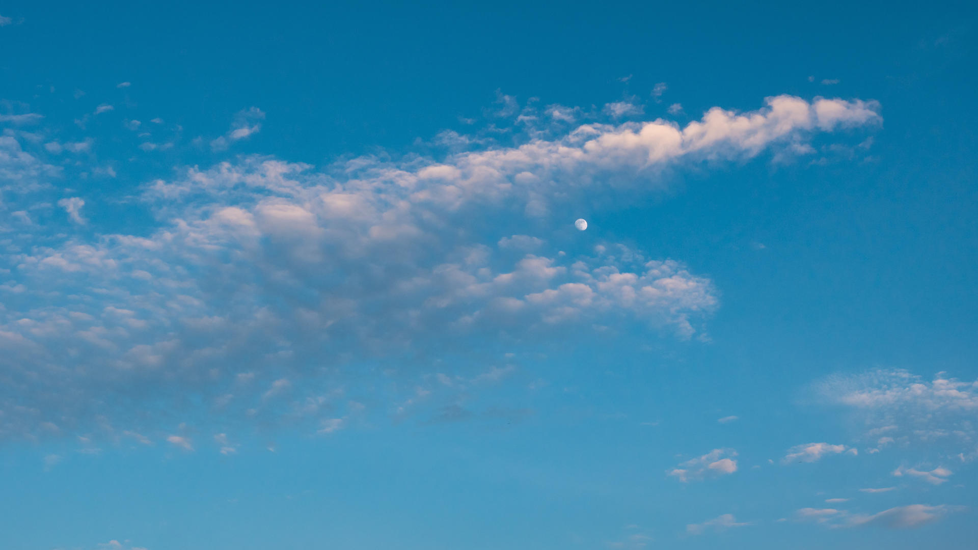 4k延时云彩中的月亮视频的预览图